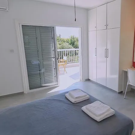 וילה Garden House פאראלימני