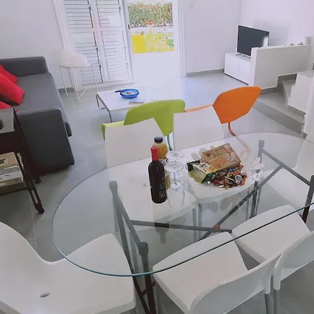 Garden House וילה פאראלימני