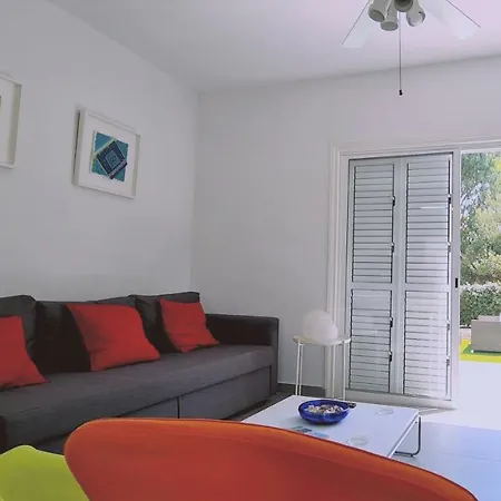 Garden House וילה פאראלימני
